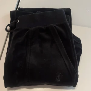 Svarta Juicy byxor  - Säljer ny mina fina svarta Juciy byxor i strl xs då dem inte längre kommer till användning ! Dom är i bra skick💕