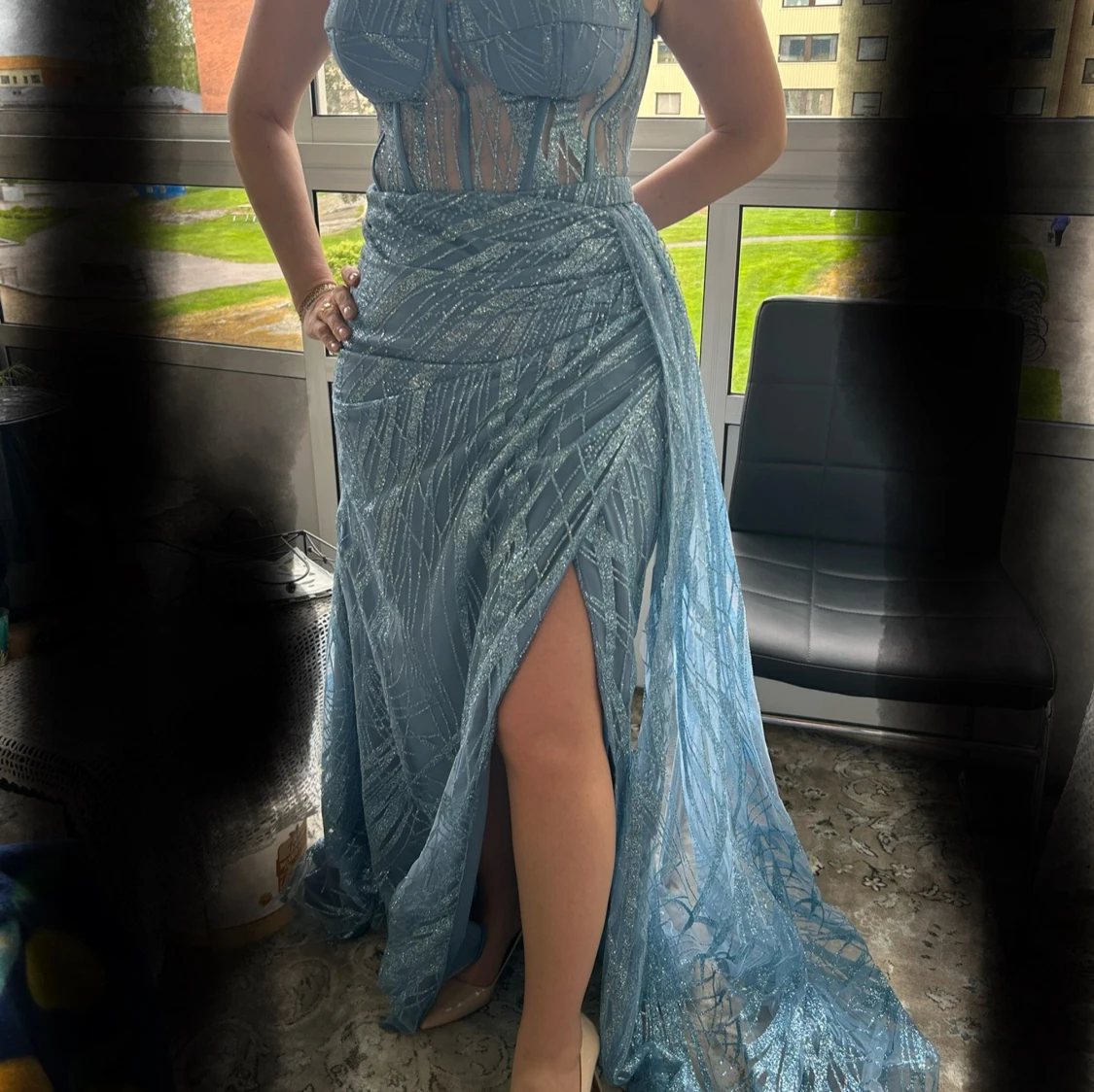 Ljusblå glittrig långklänning med slits - 1