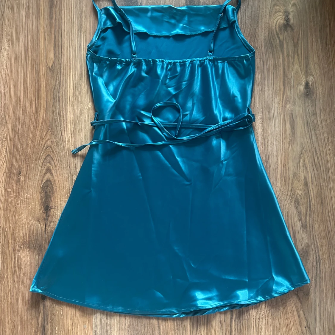 Turkos satin klänning med smala axelband