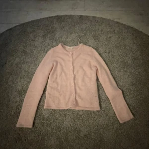 Ljus rosa stickad kofta 💞  - Kofta från Gina tricot young 💓 jätte fin på funkar för mig som har xss köpt för 200kr 