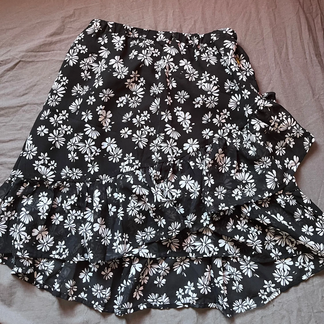 Svart blommig kjol från Pernilla Wahlgren