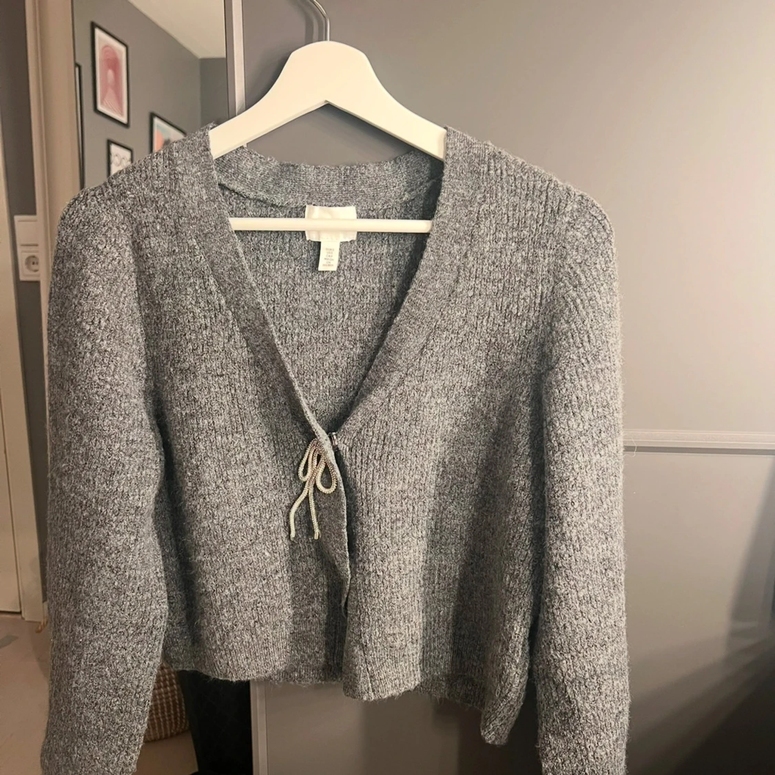 Grå stickad kofta med glitter knyt