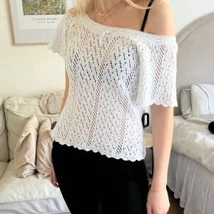 Vit stickad topp - Säljer en vit stickad topp, köpt second hand. Storlek s-m.