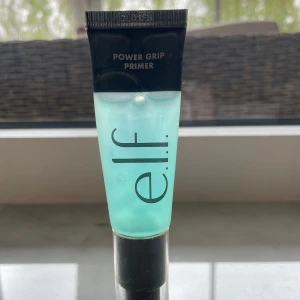 e.l.f. Power Grip Primer - Transparent primer i geléform från e.l.f. med blågrön nyans. Kommer i en smidig tub med svart lock. Har använt den 2-3 ggr men inte mer för jag har andra primers.