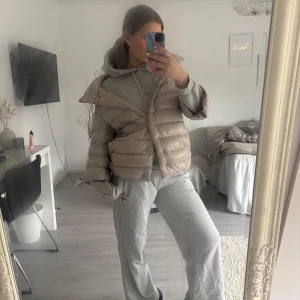 Herno Jack  - Säljer min Herno jacka i modellen Aminta. Står ingen storlek men köpte den tidigare av en tjej som sa att den var i 38 (40IT). Har inga hål men de defekter på bilderna. Skriv privat vid frågor. 