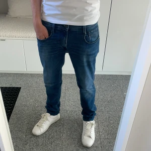 Replay jeans  - Replay Jeans. Modellen är Anbass Slimfit. Storlek 30/32, jeansen är i ett rätt så bra skick.bilderna är gamla men inte stor skillnad . Hör av dig vid intresse! 