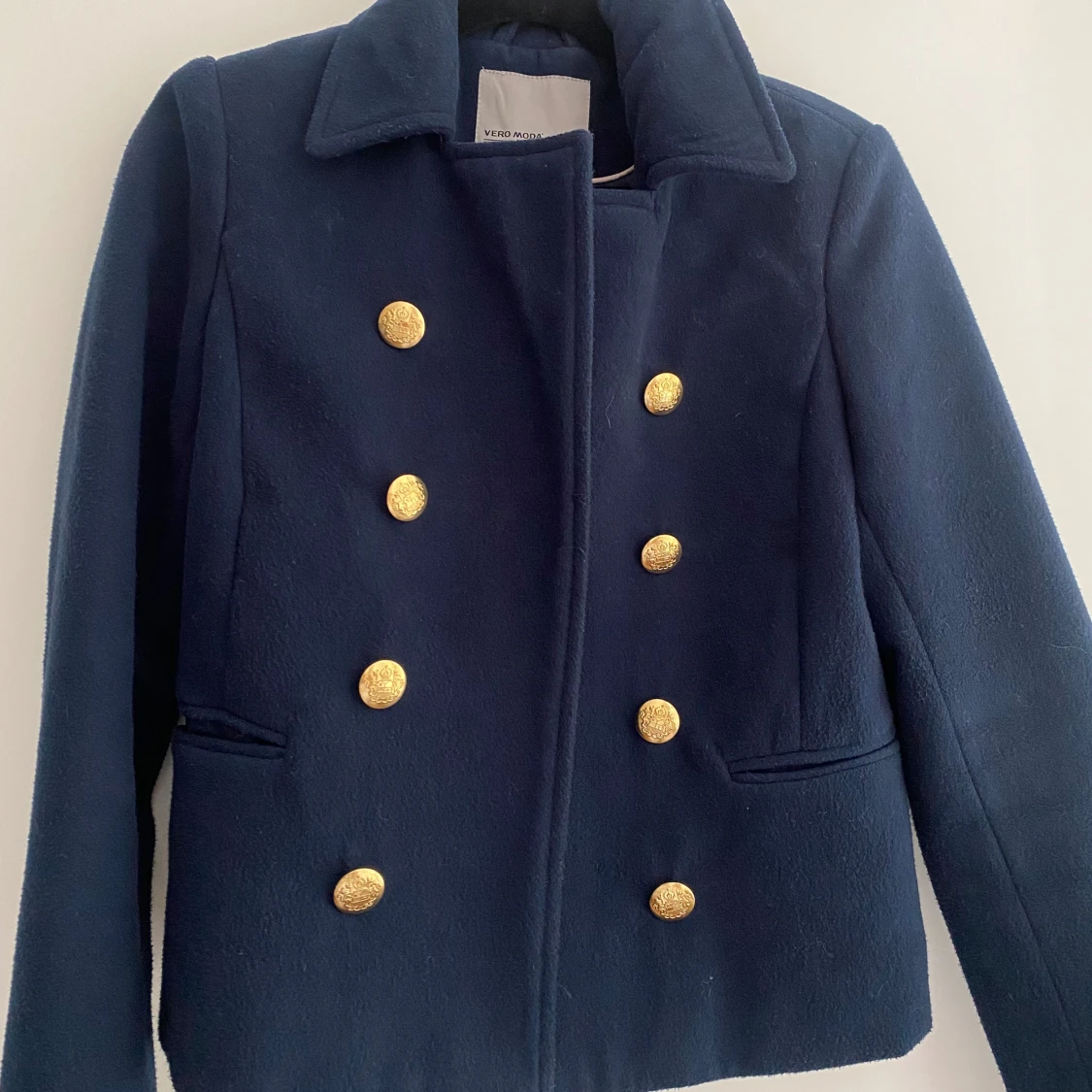 Mörkblå kavajjacka med guldknappar - 2