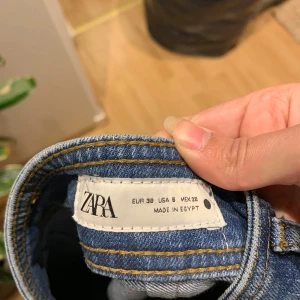 Blå wide leg jeans från Zara - Säljer ett par blå jeans från Zara i storlek M (EUR 38). Byxorna har hög midja och vida ben med klassisk femficksdesign. Perfekta för dig som gillar en avslappnad och trendig stil.