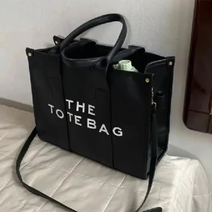 The Tote Bag - “The Tote Bag” som ännu ej är använd 🌼 Får plats med MacBook och ger en stilren klassisk look! 
