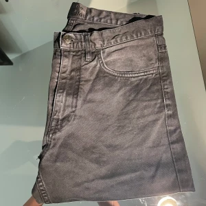 Svarta jeansbyxor från Acne Studios - Säljer ett par svarta jeansbyxor från Acne Studios, modell Town TW Black. Byxorna har klassisk femficksdesign, normal passform och är tillverkade i 100% bomull. Perfekta för dig som gillar stilrena och tidlösa jeans. Pris kan diskuteras och skriv för minsta funderingar!