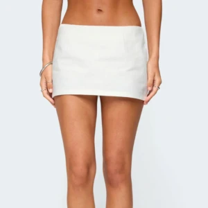 Vit minikjol i bomull - Säljer en stilren vit lågmidjad minikjol med rak passform. Helt ny köpt för 729kr, säljer då den tyvärr var för liten för mig.