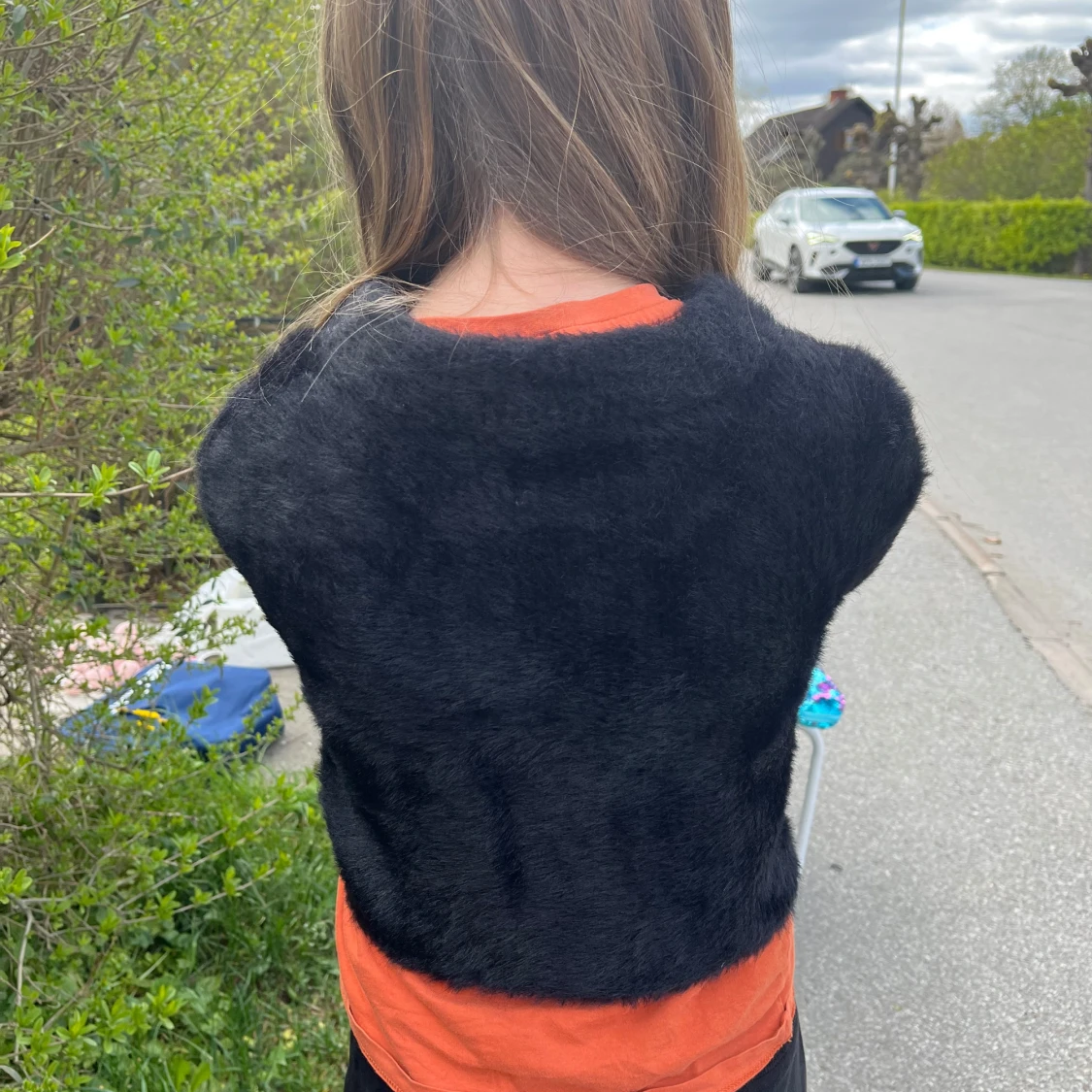 Svart pälsjacka i croppad modell - 2