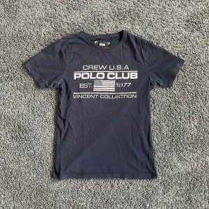 Polo Club T-shirt - Säljer en fet Polo Club T-shirt! Tröjan är i bra skick, inga defekter, skick 7/10. Storlek S. Hör av er vid minsta intresse!💫