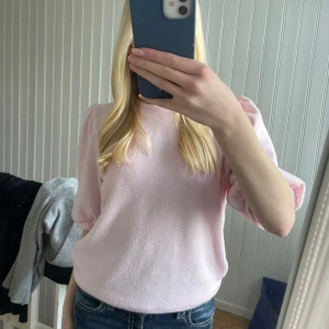 Ljusrosa tröja med puffärmar  - Säljer en ljusrosa tröja med puffärmar och rund halsringning. Perfekt för en söt look. Passar till både jeans och kjol. Storleken är M men passar på mig som vanligtvis har XS/S!