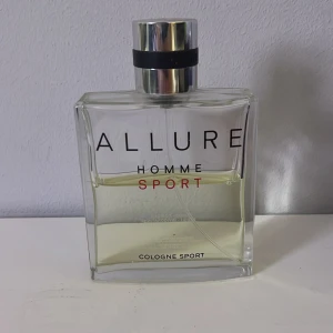 Allure Homme Sport Cologne Sport - Fräsch och energisk herrparfym från Chanel, Allure Homme Sport Cologne Sport. Flaskan är rektangulär i genomskinligt glas med silverfärgad metallkork och svart detalj. Doften är citrusfräsch och sportig.
