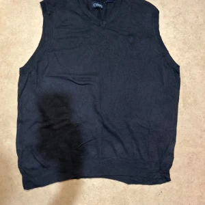 Black sleeveless CHAPS sweater  - 🎨Irl Colour: Black (See 2nd for image for best representation of colour)  📏UK Size: XL (please measurements for reassurance)  📐Measurements  Length 70 Shoulder width 47  🧵Material: 100% Cotton  BUY NOW IS ON  Thanks,