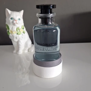 Imagination Eau de Parfum från Louis Vuitton - Lyxig parfymflaska i glas med ljusblå vätska och svart rund kork. Märkt med 'IMAGINATION' och 'LOUIS VUITTON' på flaskan. Kommer med original vit och grå förpackning. Modern och stilren design, perfekt för dig som gillar exklusiva dofter. SPRILLANS NY! KVITTO FINNS! Perfekt för dig som söker en parfym till sommaren!