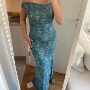 Adoore Almeria klänning  - Säljer Almeria Dress från Adoore. Prislapp kvar och aldrig använd. Nypris 1595 Säljer för 1300 