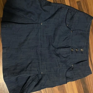 Söt Kjol!  - Använd fåtal gånger, mycket bra skick                                             Midjemått; 32 cm rakt över 