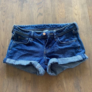 Lågmidjade jeans shorts - Snygga lågmidjade shorts till sommaren. 20cm från grensömmen till knappen där fram. Passar både xs och s. Lägg gärna prisförslag