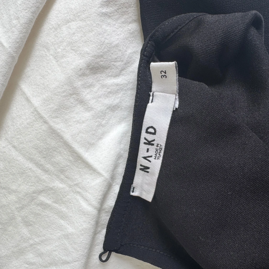 Svart långärmad klänning med knytband från NA-KD - 1