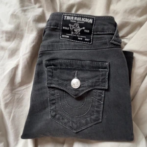 TRUE RELIGION JEANS😜🙌🏼💘 - W23 och de är uppsydda hos skräddare så att de passar någon som är ca 150 cm lång! Jag kan skicka mer exakta mått privat, använda fåtal gånger🥰