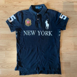 Ralph Lauren New York Polo / Pike - !skicka bud för snabb affär! Tvärfet Ralph lauren New York pike, storlek M i mycket bra skick. Såklart äkta. Skriv om ni undrar någonting 📲