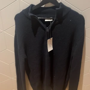 Mörkblå stickad hoodie med dragkedja från Grunt  - Aldrig använd i storlek Xl men för barn så passar typ en 14-15 åring 