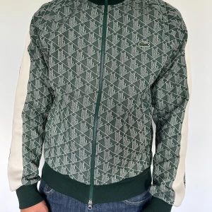  Lacoste zip up  - 10/10 condition. Modellen är 180, 73 Kg muskel. I princip ny! Hör av dig  angående frågor.