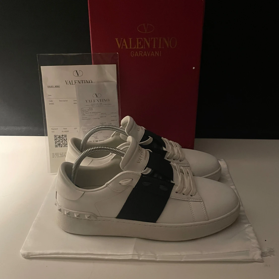 Svarta valentino opens