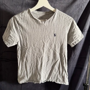 Polo t-shirt -  Tjena! Säljer nu denna polo t-shirten i strl 146cm! Den är i ett bra skick 8/10! Inga defekter kan dock behövas stryckas! Om ni har några frågor eller funderingar så är det bara att höra av sig!😁