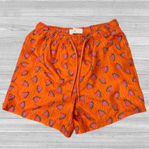 Primark badshorts - Säljer ett par färgglada orange badshorts från Primark med ett lekfullt vattenmelonmönster. Bad shortsen har en bekväm passform med snörning i midjan för justerbarhet. Perfekta för sommarens varma dagar!