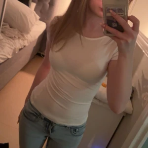 Vit topp med knytning i ryggen - Säljer en vit topp med korta ärmar och en snygg knytning i ryggen. Toppen har en tight passform som framhäver figuren. Perfekt för en liten extra detalj, fråga ifall du undrar 🩷Ordinarie pris 70kr