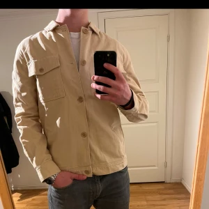These Glory Days Overshirt  - Säljer denna sjukt snygga Overshirten från These Glory Days⭐️ Färgen är beige och storleken är M⭐️Jackan har inga defekter och skicket är utomordentligt🙌🤝 Sjukt najs passform och material också⭐️🙌 Tveka inte på att höra av er dig vid minsta fråga eller fundering😊