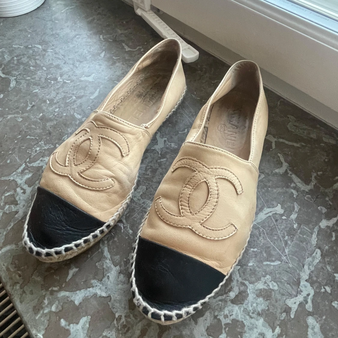 Beige och svarta espadrillos från Chanel - 2