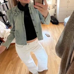 Söt jeansjacka med puffärmar - Säljer en supersöt jeansjacka med rosett på bröstet och puffärmar🩵Lapp sitter kvar och pris kan diskuteras!🩵