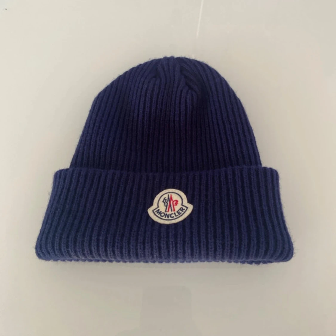 Mörkblå ribbad mössa från Moncler