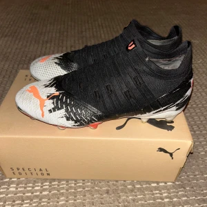 Puma special edition fotbollsskor  - Säljer ett par Special Edition fotbollsskor från Puma. De är svarta och vita med orangea detaljer. De är i nyskick och kommer med extra skosnören. Dessa är perfekta om du vill ha nya feta fotbollsskor. Köpta för 3,399kr