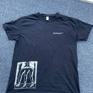 T-shirt med tryck - Ganska random men snygg t-shirt, passar tyvärr inte. Rätt bra skick ändå✌️