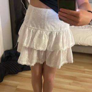 Vit sommar kjol - Så vacker vit kjol till sommaren. Den har blommöster och volang. Så fin. Vet tyvärr inte vart den är ifrån därav priset. Men inga defekte.