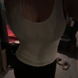 Vitt linne - Ett tunt vitt linne som är perfekt att ha till sommaren, jätteskönt material. Använd typ 1-2 gånger 