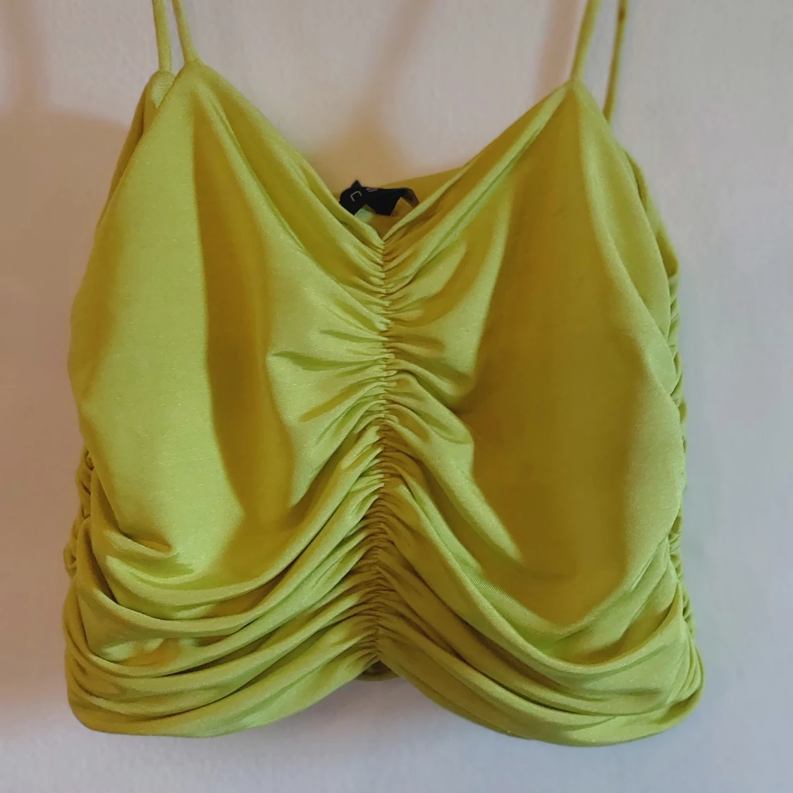 Grön draperad linnetopp