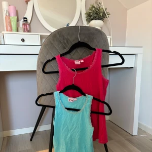 Två linnen - Säljer två linnen i olika färger. Det ena är ceriserosa och det andra är turkost, båda med spetsdetaljer vid halsringningen. Perfekta för sommardagar eller som ett lager under en tröja.