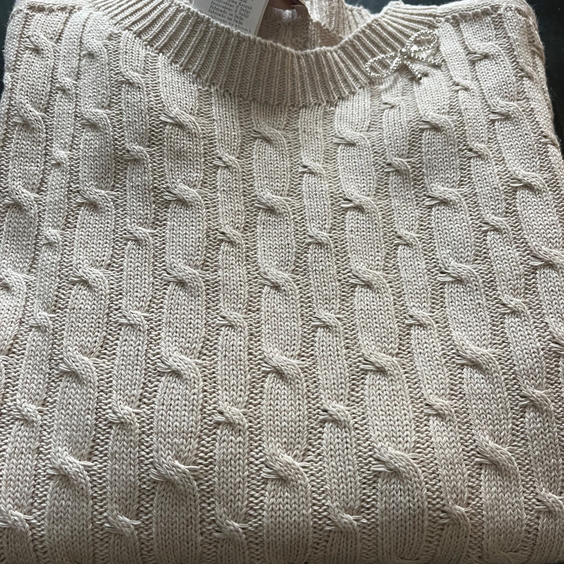 Beige stickad tröja med rosett - 1