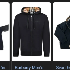 Svart hoodie med dragkedja från Burberry - Snygg svart hoodie från Burberry med dragkedja och klassiskt rutigt mönster i huvan. Perfekt för en stilren look med en touch av lyx. Den har långa ärmar och ribbade muddar. Adda snapen mille.m1027 så visar jag bild och kan svara på frågor eller så skriver ni här!😃