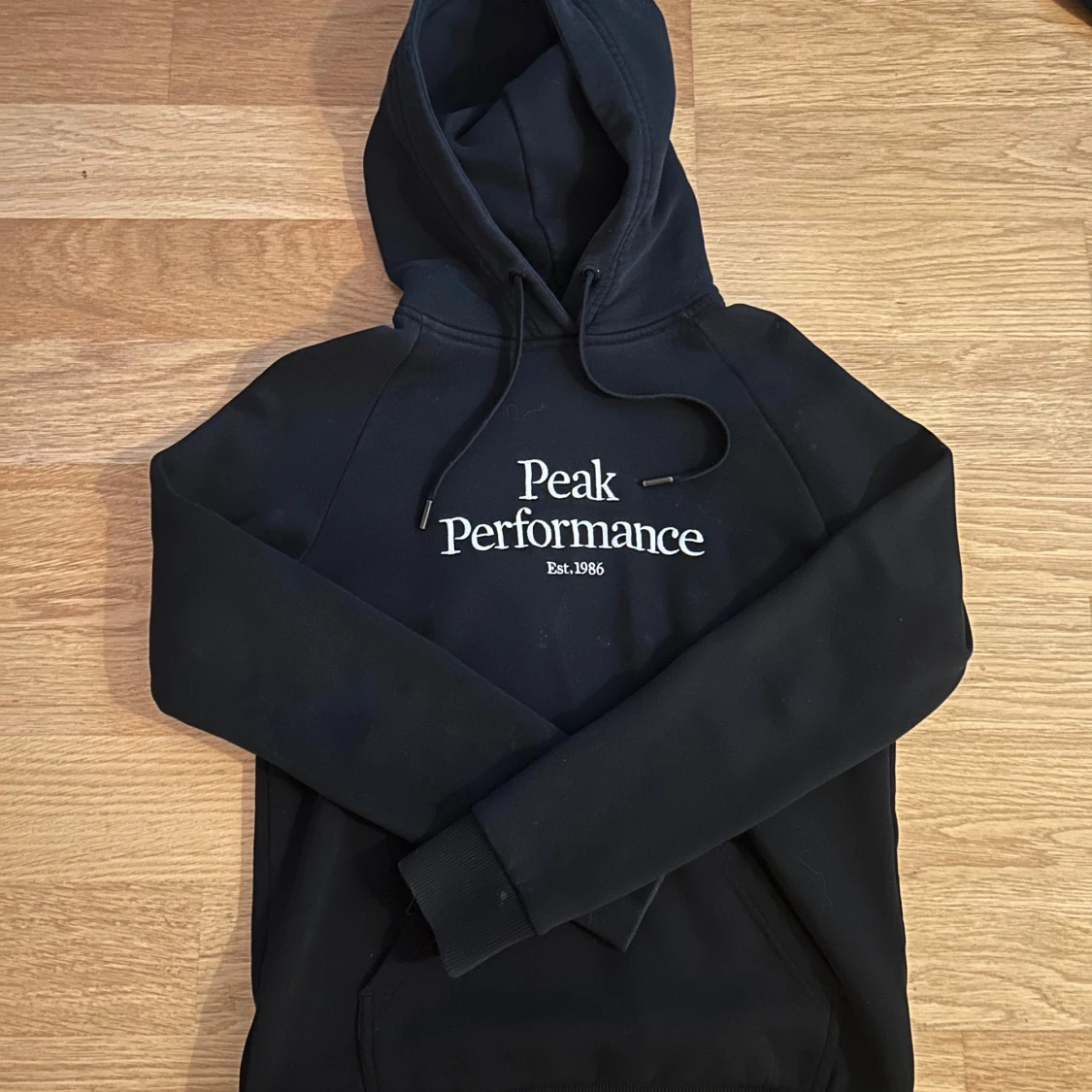Svart hoodie från Peak Performance - 1
