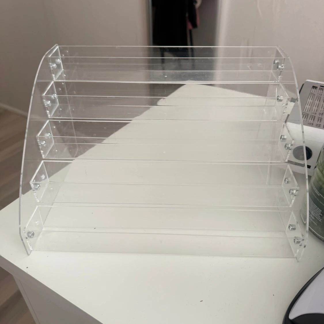 Transparent sminkhylla i akryl