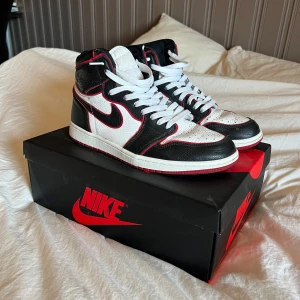 Nike Air Jordan 1 Retro High OG bloodline - Säljer ett par Nike Air Jordan 1 Retro High OG i svart, vit och röd. Skorna är i princip i nyskick och endast använda ett par gånger😀kom gärna med bud 