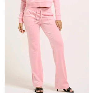Rosa mjukisbyxor från Juicy couture - Säljer ett par rosa mjukisbyxor från Juicy couture i rosa. Säljer dessa pga för stor storlek ( har därmed inte kommit till så mycket användning!  Dessa byxor passar tjejer vid 160-165cm