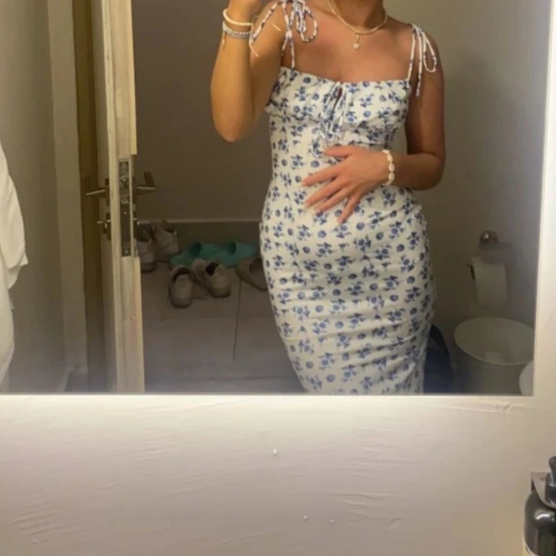 Blommig klänning med knytband - 1